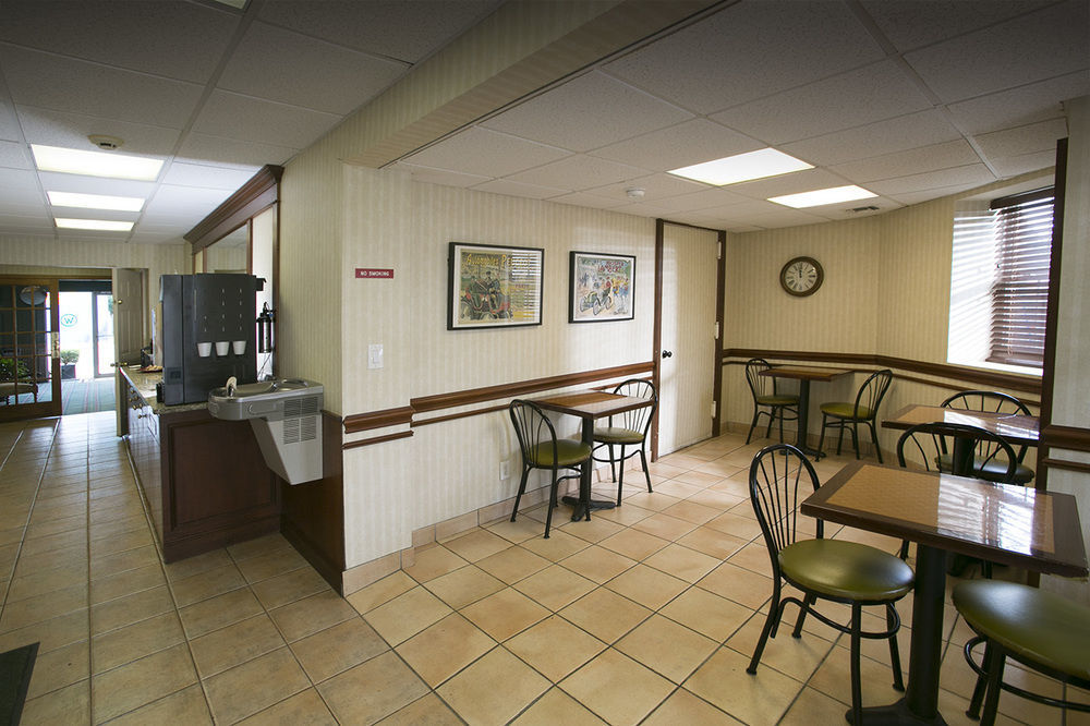 הנטינגטון Whitman Motor Lodge מראה חיצוני תמונה
